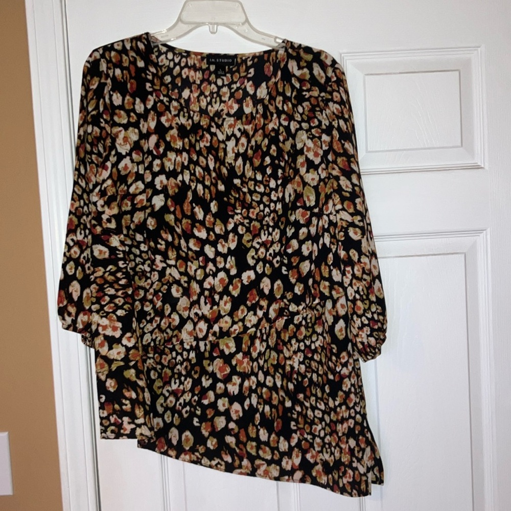 I.N. Studio top, size Large